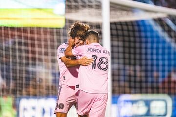 Cremaschi y Jordi Alba celebran juntos un gol.